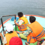 Naik perahu mengarungi laut Jakarta - STP SD Khoiru Ummah sekolah tahfizh tahfidz unggulan terbaik penghafal Al Quran di Bandung