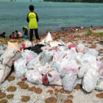 Sampah yang berhasil diumpulkanndi Pantai Pulau Pari - STP SD Khoiru Ummah sekolah tahfizh tahfidz unggulan terbaik penghafal Al Quran di Bandung