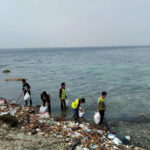 Siswa Sekolah Tahfizh Khoiru Ummah Bandung mengumpulkan sampah di tepi pantai pulau Pari - STP SD Khoiru Ummah sekolah tahfizh tahfidz unggulan terbaik penghafal Al Quran di Bandung