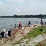 Siswi Sekolah Tahfizh Khoiru Ummah Bandung memunguti sampah di tepi pantai pulau pari - STP SD Khoiru Ummah sekolah tahfizh tahfidz unggulan terbaik penghafal Al Quran di Bandung