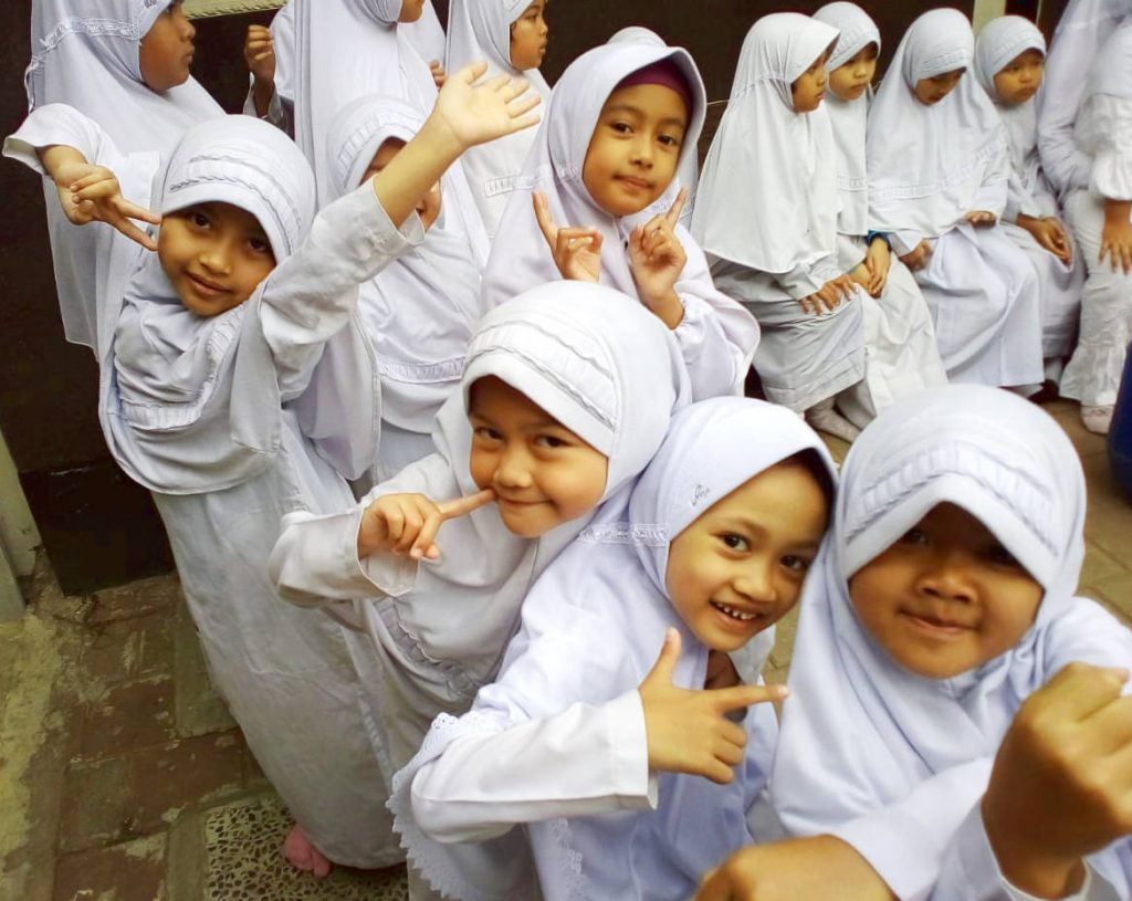 Siswi Sekolah Tahfizh Plus Khoiru Ummah berpose saat Masa Orientasi Sekolah 2019 - STP SD Khoiru Ummah sekolah tahfizh tahfidz unggulan terbaik penghafal Al Quran di Bandung