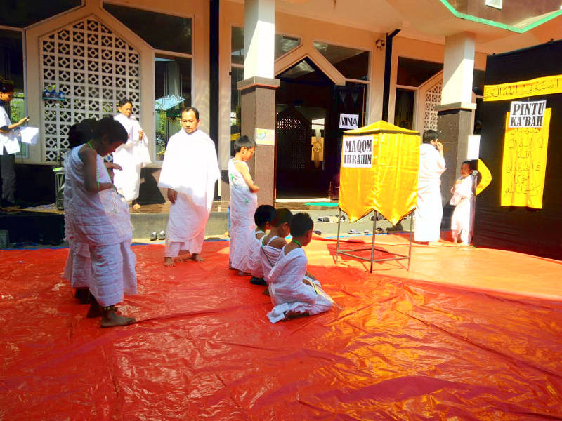 Simulasi salat di depan ka'bah - STP SD Khoiru Ummah sekolah tahfizh tahfidz unggulan terbaik penghafal Al Quran di Bandung