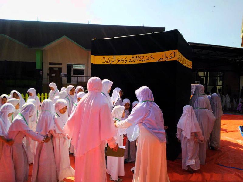 simulasi thawaf - STP SD Khoiru Ummah sekolah tahfizh tahfidz unggulan terbaik penghafal Al Quran di Bandung