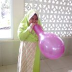 Seorang siswi tengah meniup balon dalam kegiatan di hari pertama semester genap Sekolah Tahfizh Plus Khoiru Ummah Bandung - STP SD Khoiru Ummah sekolah tahfizh tahfidz unggulan terbaik penghafal Al Quran di Bandung