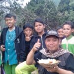 Menyantap sarapan di Indonesia Qur'an Camp KU 2019 kemahnya para penghafal Qur'an - STP SD Khoiru Ummah sekolah tahfizh tahfidz unggulan terbaik penghafal Al Quran di Bandung
