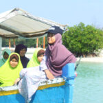 Siswi Sekolah Tahfizh Khoiru Ummah Bandung mengeksplorasi pantai mangrove - STP SD Khoiru Ummah sekolah tahfizh tahfidz unggulan terbaik penghafal Al Quran di Bandung