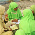Belajar di tepi Pantai Pulau Pari - STP SD Khoiru Ummah sekolah tahfizh tahfidz unggulan terbaik penghafal Al Quran di Bandung