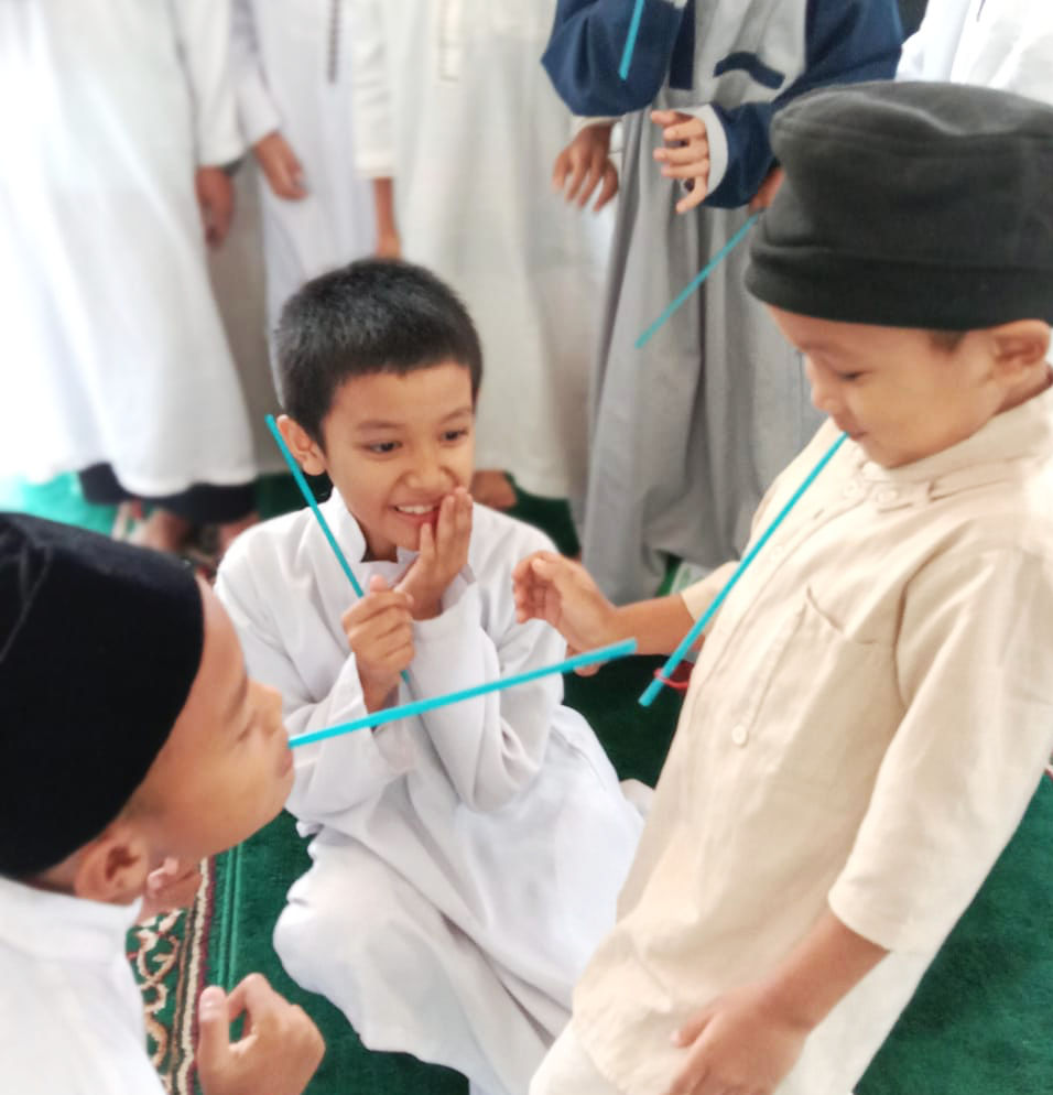 Para siswa tengah bermain estafet karet dengan sedotan dalam acara observasi calon siswa baru -STP SD Khoiru Ummah sekolah tahfizh tahfidz unggulan terbaik penghafal Al Quran di Bandung