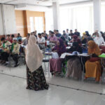 Ummu Khair di depan para peserta diklat - STP SD Khoiru Ummah sekolah tahfizh tahfidz unggulan terbaik penghafal Al Quran di Bandung