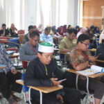 Peserta ikhwan tengah menyimak lantunan ayat suci Al Qur'an melalui aplikasi Mobile Qur'an - STP SD Khoiru Ummah sekolah tahfizh tahfidz unggulan terbaik penghafal Al Quran di Bandung