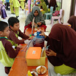Siswi Khoiru Ummah Bandung menyiapkan minuman yang tengah dipesan - STP SD Khoiru Ummah sekolah tahfizh tahfidz unggulan terbaik penghafal Al Quran di Bandung