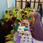 Ananda Layka tengah mempromosikan kerajinan tangannya - STP SD Khoiru Ummah sekolah tahfizh tahfidz unggulan terbaik penghafal Al Quran di Bandung