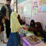 Akhowat menjajakan makanan - STP SD Khoiru Ummah sekolah tahfizh tahfidz unggulan terbaik penghafal Al Quran di Bandung