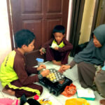 Ananda Muadz menyiapkan Takoyaki pesanan pembeli - STP SD Khoiru Ummah sekolah tahfizh tahfidz unggulan terbaik penghafal Al Quran di Bandung