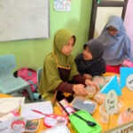 Tim akhwat terlihat santai karena dagangannya nyaris habis terjual - STP SD Khoiru Ummah sekolah tahfizh tahfidz unggulan terbaik penghafal Al Quran di Bandung