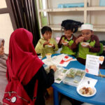 Tim penjual ikhwan terlihat asyik menyantap makan - STP SD Khoiru Ummah sekolah tahfizh tahfidz unggulan terbaik penghafal Al Quran di Bandung