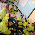 Para siswi terlihat semangat menyantap jajanan mereka- STP SD Khoiru Ummah sekolah tahfizh tahfidz unggulan terbaik penghafal Al Quran di Bandung