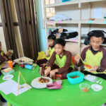 Seorang siswa tengah menyiapkan makanan untuk pembeli - STP SD Khoiru Ummah sekolah tahfizh tahfidz unggulan terbaik penghafal Al Quran di Bandung