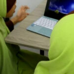 Beberapa siswi sekolah Khoiru Ummah Bandung menonto film terkait kisah Isra Mi'raj - STP SD Khoiru Ummah sekolah tahfidz unggulan tahfizh terbaik bagus penghafal Al Quran di Bandung Corona covid 19