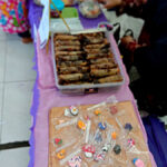 Tak cuma makanan, ada pula yang menjual hasil kerajinan tangan - STP SD Khoiru Ummah sekolah tahfizh tahfidz unggulan terbaik penghafal Al Quran di Bandung