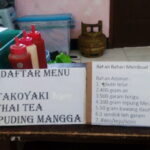 Tim penjual menuliskan bahan pembuatannya secara transparan - STP SD Khoiru Ummah sekolah tahfizh tahfidz unggulan terbaik penghafal Al Quran di Bandung