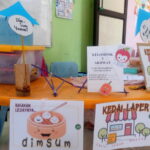 Tim akhwat mendekorasi meja jualan mereka secara menarik - STP SD Khoiru Ummah sekolah tahfizh tahfidz unggulan terbaik penghafal Al Quran di Bandung