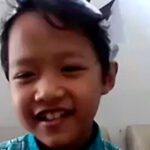 Seorang siswa tertawa mendengar kisah Kak Cahyo - STP SD Khoiru Ummah sekolah tahfidz unggulan sekolah islam tahfizh terbaik bagus penghafal Al Quran di Bandung