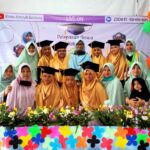 Berfoto bersama Ustadzah - STP SD Khoiru Ummah sekolah tahfidz unggulan sekolah islam tahfizh terbaik bagus penghafal Al Quran di Bandung