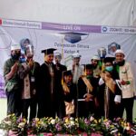 Berfoto bersama Ustadz - STP SD Khoiru Ummah sekolah tahfidz unggulan sekolah islam tahfizh terbaik bagus penghafal Al Quran di Bandung