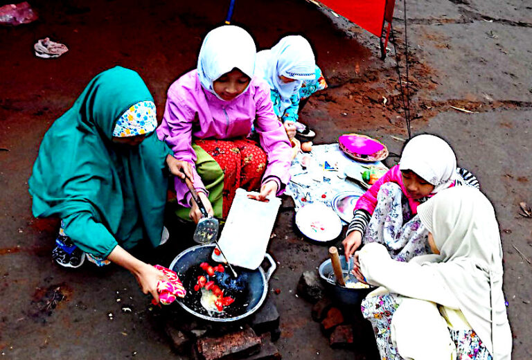 Siswa KU Bandung tengah memasak di kemah - STP SD Khoiru Ummah sekolah tahfidz unggulan sekolah islam tahfizh terbaik bagus penghafal Al Quran di Bandung